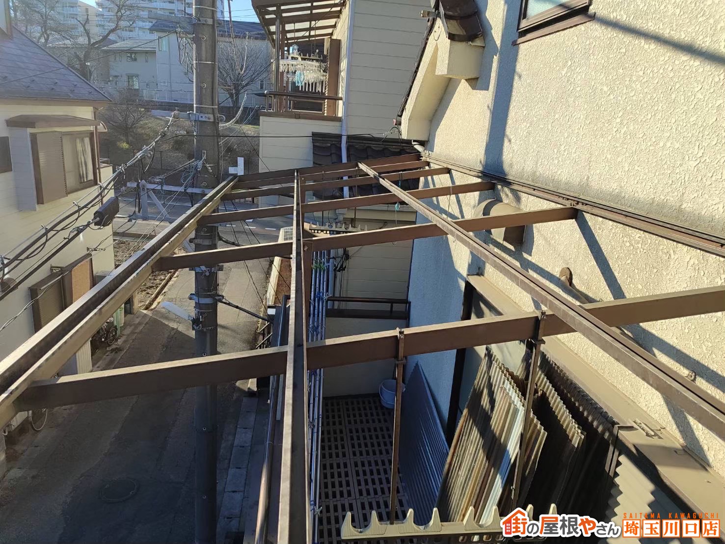 既存ポリカ波板の撤去作業